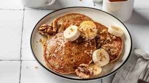 Panqueca americana proteica de banana e aveia (Imagem: HANNA HAFARAVA | Shutterstock)