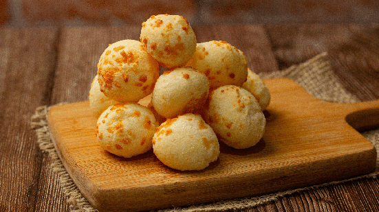 Pão de queijo tradicional mineiro (Imagem: 2amrlo | Shutterstock)