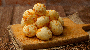 Pão de queijo tradicional mineiro (Imagem: 2amrlo | Shutterstock)