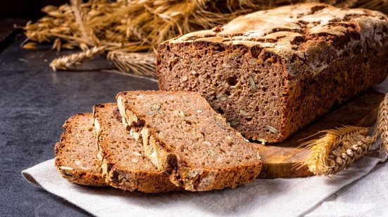 Pão integral com mel e sementes (Imagem: Dar1930 | Shutterstock)