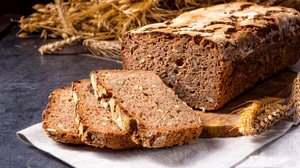 Pão integral com mel e sementes (Imagem: Dar1930 | Shutterstock)