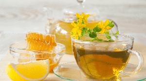 Chá de erva-de-são-joão com mel e limão (Imagem: Maryna Pleshkun | Shutterstock)