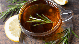 Chá de alecrim com limão (Imagem: madorf | Shutterstock)