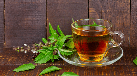 Chá de alfavaca com limão (Imagem: Kulkova Daria | Shutterstock)