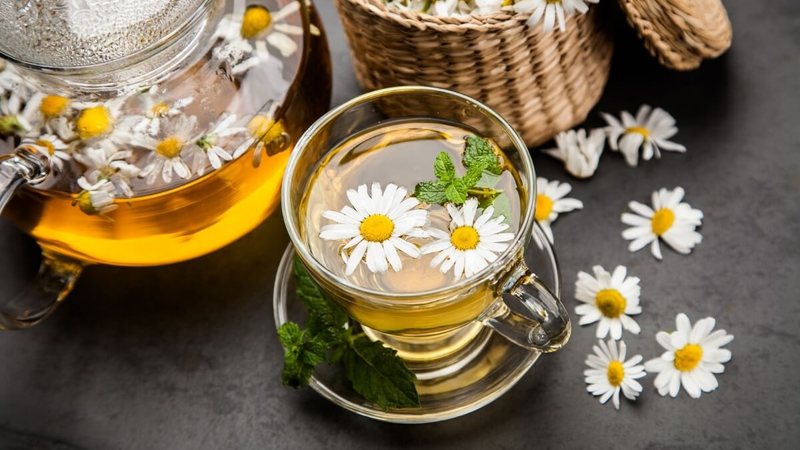 Para que serve o chá de camomila? Veja 8 receitas e seus benefícios para a saúde