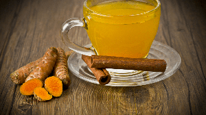 Chá de canela com açafrão-da-terra (Imagem: O.Bellini | Shutterstock)