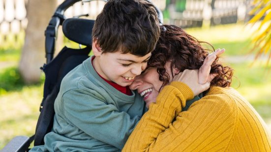 O tratamento multidisciplinar e o apoio da família são fundamentais para promover mais qualidade de vida aos pacientes (Imagem: Jordi Mora | Shutterstock)