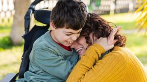 O tratamento multidisciplinar e o apoio da família são fundamentais para promover mais qualidade de vida aos pacientes (Imagem: Jordi Mora | Shutterstock)