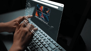 O avanço da inteligência artificial torna as imagens mais realistas e exige atenção para reconhecer conteúdos verdadeiros (Imagem: Digineer Station | Shutterstock)