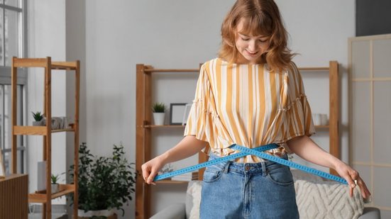 A constância no processo de emagrecimento é essencial para manter o progresso (Imagem: Pixel-Shot | Shutterstock)