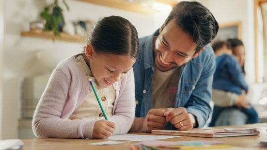 O envolvimento ativo dos responsáveis pode influenciar diretamente o desenvolvimento escolar de crianças e adolescentes (Imagem: PeopleImages | Shutterstock)