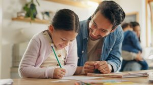 O envolvimento ativo dos responsáveis pode influenciar diretamente o desenvolvimento escolar de crianças e adolescentes (Imagem: PeopleImages | Shutterstock)