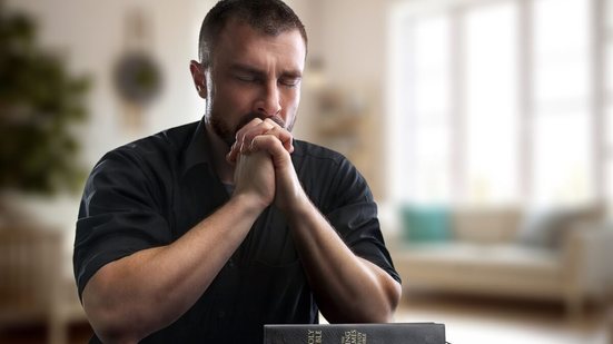 A Páscoa é um convite para desacelerar, refletir e se reconectar com Deus, e a oração se torna um caminho para renovar a fé (Imagem: Billion Photos | Shutterstock)