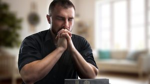 A Páscoa é um convite para desacelerar, refletir e se reconectar com Deus, e a oração se torna um caminho para renovar a fé (Imagem: Billion Photos | Shutterstock)