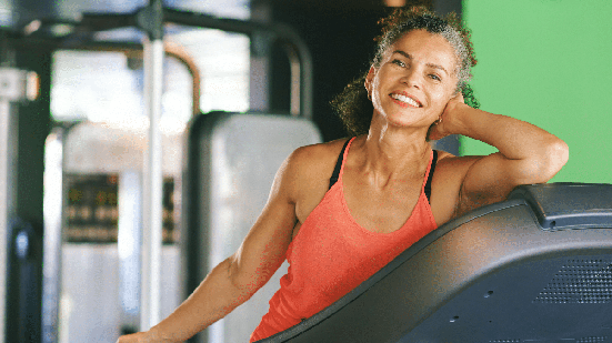 Começar ou retomar os exercícios depois dos 40 anos exige atenção às condições do corpo (Imagem: Anna Nahabed | Shutterstock)
