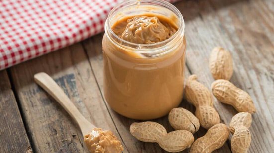 Do coração à glicemia, a pasta de amendoim oferece benefícios que vão muito além da proteína (Imagem: inewsfoto | Shutterstock)