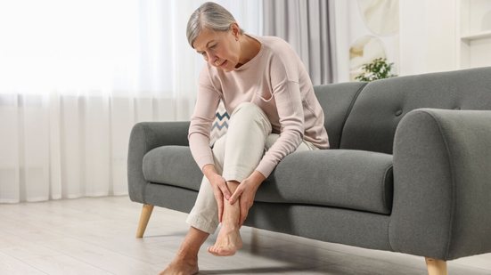 Pessoas com diabetes devem ter cuidado redobrado com a saúde dos pés (Imagem: New Africa | Shutterstock)