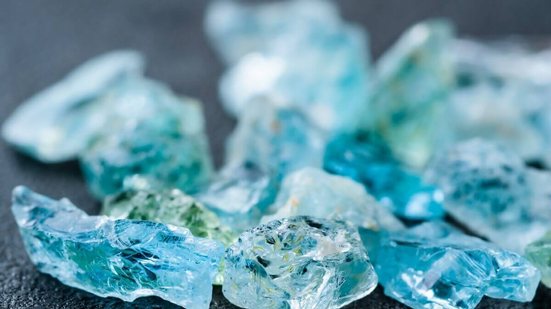 A água-marinha traz leveza e clareza emocional (Imagem: Imfoto | Shutterstock)