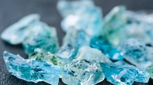 A água-marinha traz leveza e clareza emocional (Imagem: Imfoto | Shutterstock)