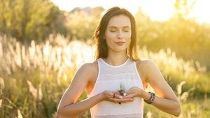 Elementos naturais como pedras e rituais podem auxiliar no alinhamento de intenções para a virada de ano (Imagem: New Africa | Shutterstock)