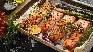 Salmão assado com limão, alho e alecrim (Imagem: YARUNIV Studio | Shutterstock)
