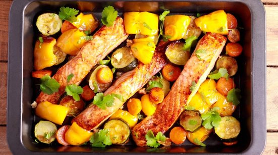 Salmão assado com legumes coloridos (Imagem: MShev | Shutterstock)