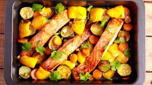 Salmão assado com legumes coloridos (Imagem: MShev | Shutterstock)
