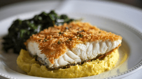 Peixe empanado com purê de batata-doce (Imagem: octavianbanches | Shutterstock)