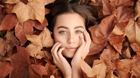 Cuidados com a pele no outono exigem pequenos ajustes na rotina diária (Imagem: Mykhailo Savchuk | Shutterstock)