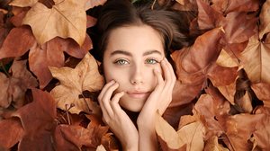 Cuidados com a pele no outono exigem pequenos ajustes na rotina diária (Imagem: Mykhailo Savchuk | Shutterstock)