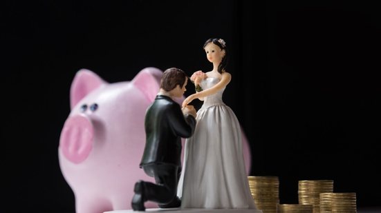 O planejamento financeiro é uma estratégia para evitar dívidas após o casamento (Imagem: illustrissima | Shutterstock)
