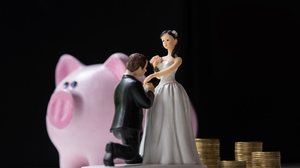 O planejamento financeiro é uma estratégia para evitar dívidas após o casamento (Imagem: illustrissima | Shutterstock)