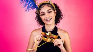 O Carnaval é perfeito para ousar e criar penteados divertidos e estilosos (Imagem: Bernardo Emanuelle | Shutterstock)