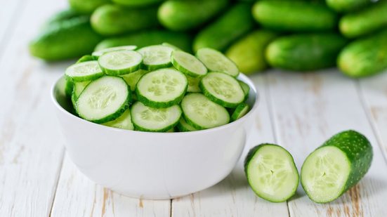 O pepino é versátil e ajuda a hidratar o organismo (Imagem: itor | Shutterstock)