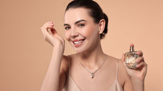 Os perfumes árabes podem ser leves, elegantes e usados no dia a dia (Imagem: New Africa | Shutterstock)