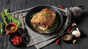 Pernil assado com crosta de ervas e alho (Imagem: from my point of view | Shutterstock)