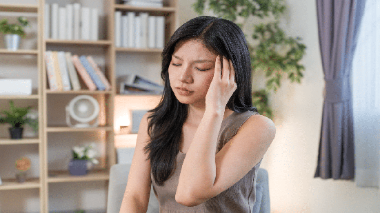 Atitudes conhecidas popularmente ao socorrer alguém que desmaiou podem ser inadequadas e até trazer riscos (Imagem: KlingSup | Shutterstock)