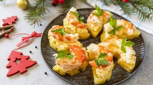 Canapés de abacaxi com creme de queijo e camarão (Imagem: Elena Hramova | Shutterstock)