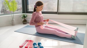 Além de auxiliar na saúde física, a prática de pilates proporciona diversos benefícios à saúde mental (Imagem: Maridav | Shutterstock)