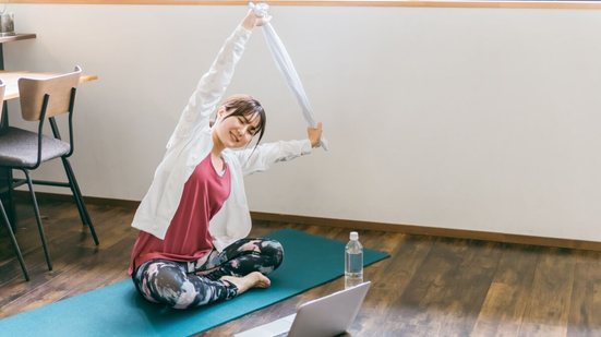 Exercícios podem ser feitos com miniband e toalha para manter o corpo ativo e prevenir dores durante as férias (Imagem: buritora | Shutterstock)