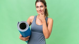 Praticar exercícios de pilates diariamente ajuda a fortalecer o corpo (Imagem: Luis Molinero | Shutterstock)