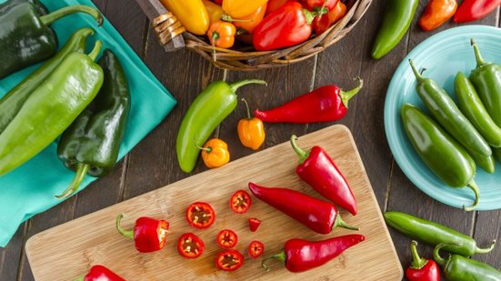 O consumo regular de pimentas contribui para a saúde (Imagem: Teri Virbickis | Shutterstock)