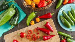 O consumo regular de pimentas contribui para a saúde (Imagem: Teri Virbickis | Shutterstock)