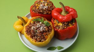 Pimentões recheados com quinoa e milho (Imagem: New Africa | Shutterstock)
