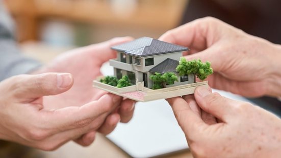 A organização de documentos dos imóveis pode evitar atrasos na sucessão familiar (Imagem: mapo_japan | Shutterstock)