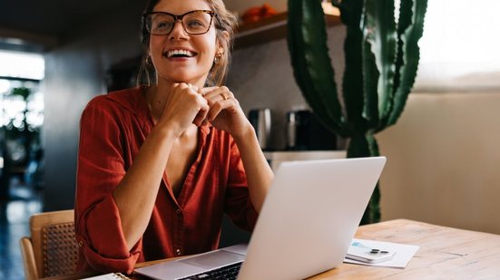 Incluir plantas no ambiente de trabalho pode fazer toda a diferença na forma como você se sente, produz e até atrai oportunidades (Imagem: JLco Julia Amaral | Shutterstock)