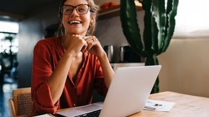 Incluir plantas no ambiente de trabalho pode fazer toda a diferença na forma como você se sente, produz e até atrai oportunidades (Imagem: JLco Julia Amaral | Shutterstock)