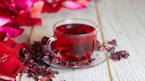 O consumo de chás com plantas medicinais oferece diversos benefícios à saúde (Imagem: Mironmax Studio | Shutterstock)