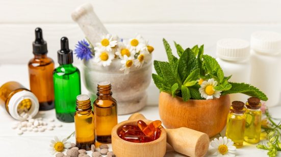 As plantas medicinais e os fitoterápicos são aliados importantes da saúde, mas seu uso deve ser feito com cuidado (Imagem: Avocado_studio | Shutterstock)