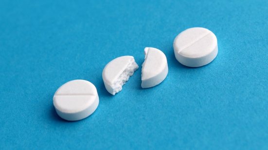 Cortar comprimido pode comprometer a eficácia do tratamento e até provocar riscos à saúde (Imagem: snezhana k | Shutterstock)